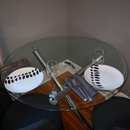 Room With King Bed In Shared 3 Bedroom Downtown Μόντρεαλ Εξωτερικό φωτογραφία