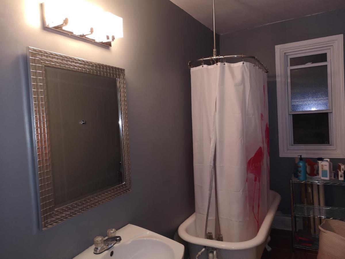 Room With King Bed In Shared 3 Bedroom Downtown Μόντρεαλ Εξωτερικό φωτογραφία