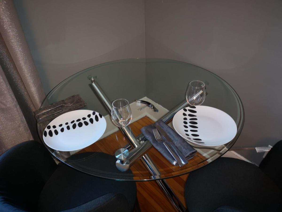 Room With King Bed In Shared 3 Bedroom Downtown Μόντρεαλ Εξωτερικό φωτογραφία